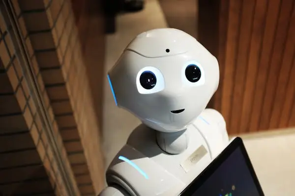 Robot AI wizualizujący automatyzację procesów biznesowych n8n i integrację aplikacji